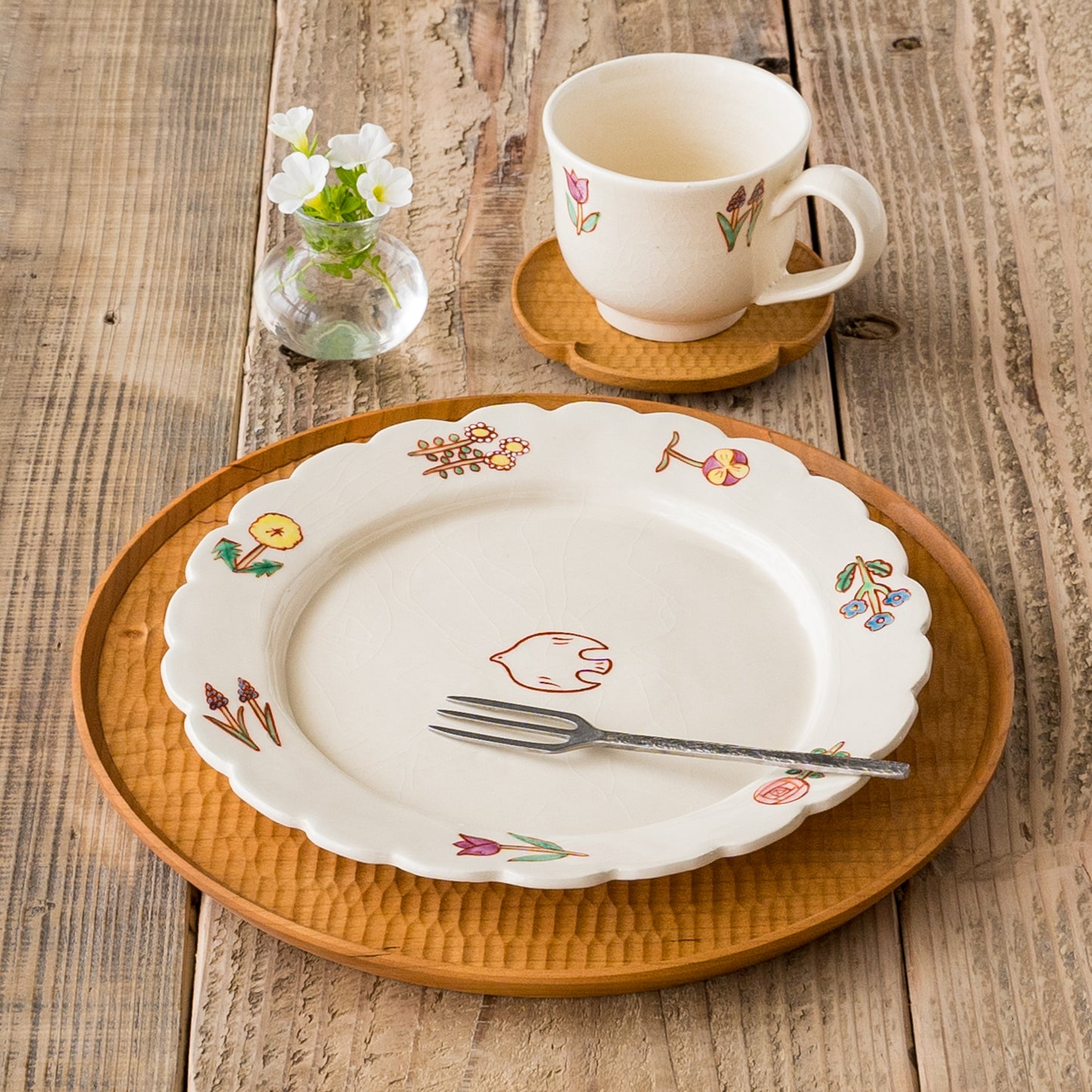 おうちごはんがもっと楽しくなる長浜由起子さんの8寸小花絵付皿とマグ