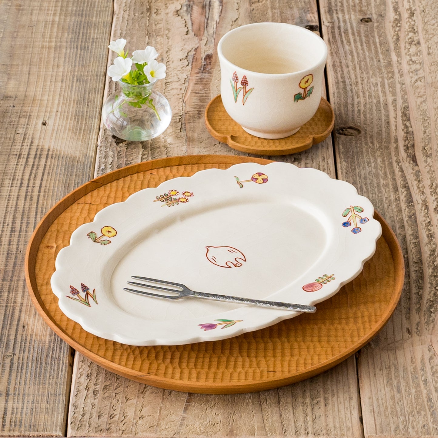 おうちでカフェ気分を楽しめる長浜由起子さんの小花絵付オーバル皿とフリーカップ