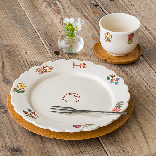 おうちでおしゃれなカフェ気分を味わえる長浜由起子さんの8寸小花絵付皿とフリーカップ
