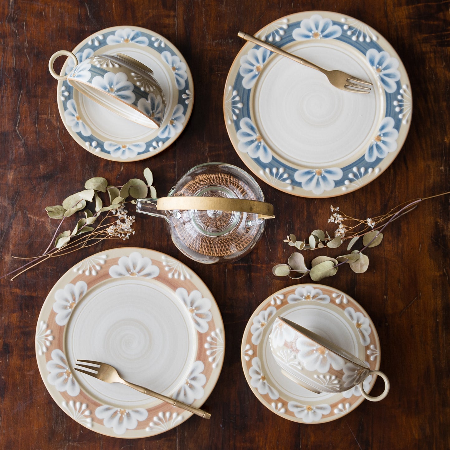 テーブルを素敵に演出してくれるアダチノポタリさんの指描更紗ラテカップとプレート