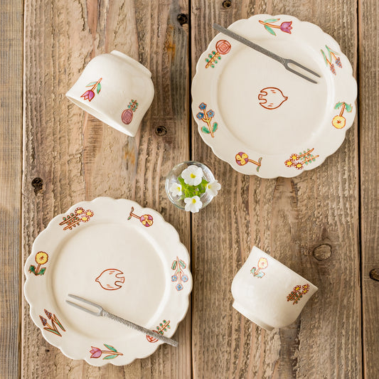 おうち時間を可愛く彩ってくれる長浜由起子さんの6寸小花絵付皿とフリーカップ