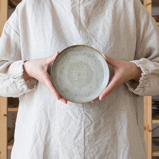 落ち着きのあるグレーが素敵な濵田綾音さんの動物シリーズの5寸平皿