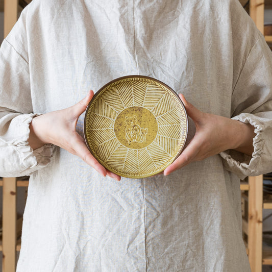 落ち着いた黄色が素敵な濵田綾音さんの動物シリーズの5寸平皿