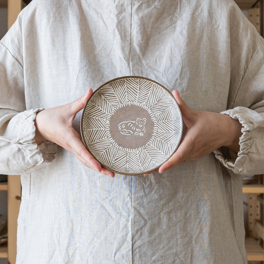 オオカミの絵柄にほっこり癒される濵田綾音さんの5寸平皿