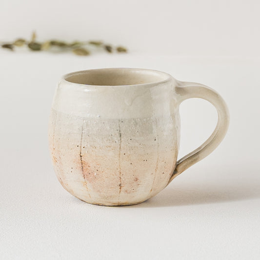 たまごのフォルムが愛らしい古谷製陶所のたて鉄線のエッグマグ