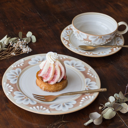 ティータイムが優雅に過ごせるアダチノポタリさんの精炻器のプレートとラテカップ