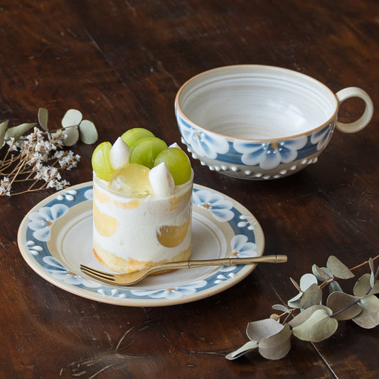 おやつタイムがゆっくり優雅に過ごせるアダチノポタリさんの精炻器のプレートとラテカップ