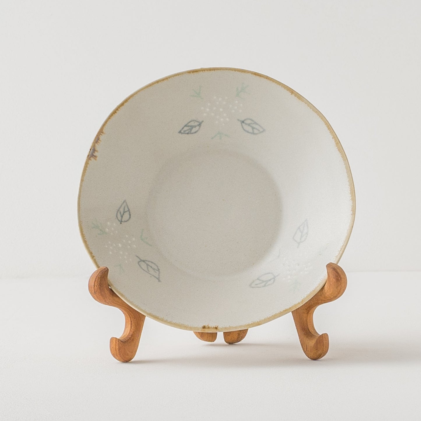 たわみが素敵な鈴木しのぶさんの刺繍文お菓子皿