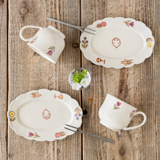 食卓に楽しさを運んでくれる長浜由起子さんの小花絵付オーバル皿とマグ