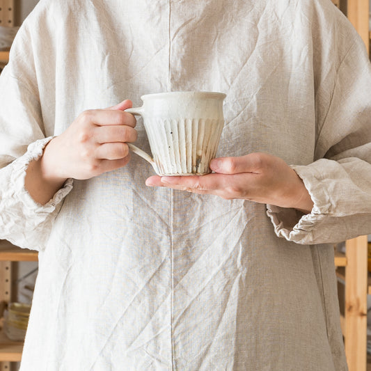 粉引きの白が味わい深くて素敵な古谷製陶所古谷浩一さんの鉄散しのぎマグ