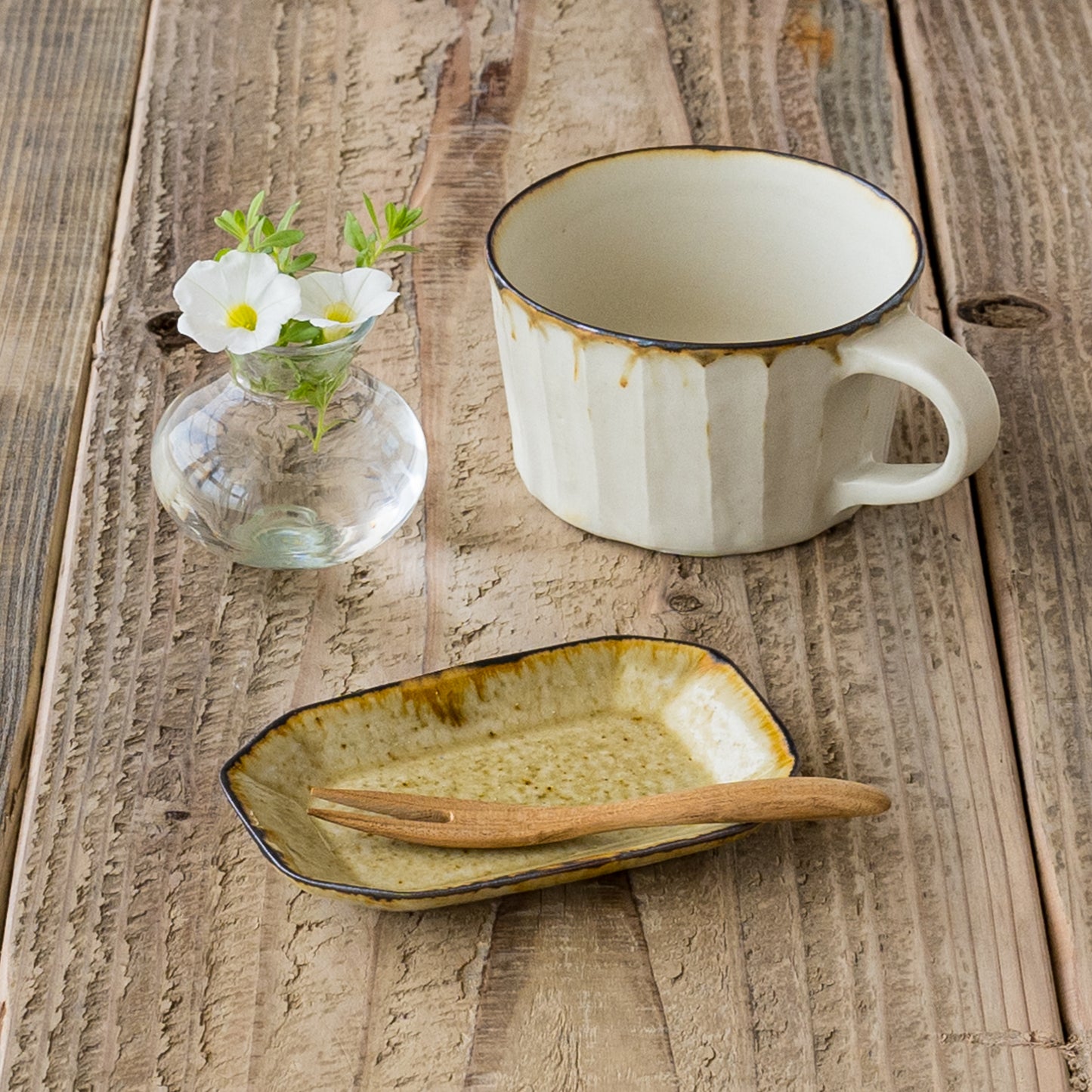 来客用のおもてなしにぴったりなツキゾエハルさんの皮鯨の角豆皿とマグ