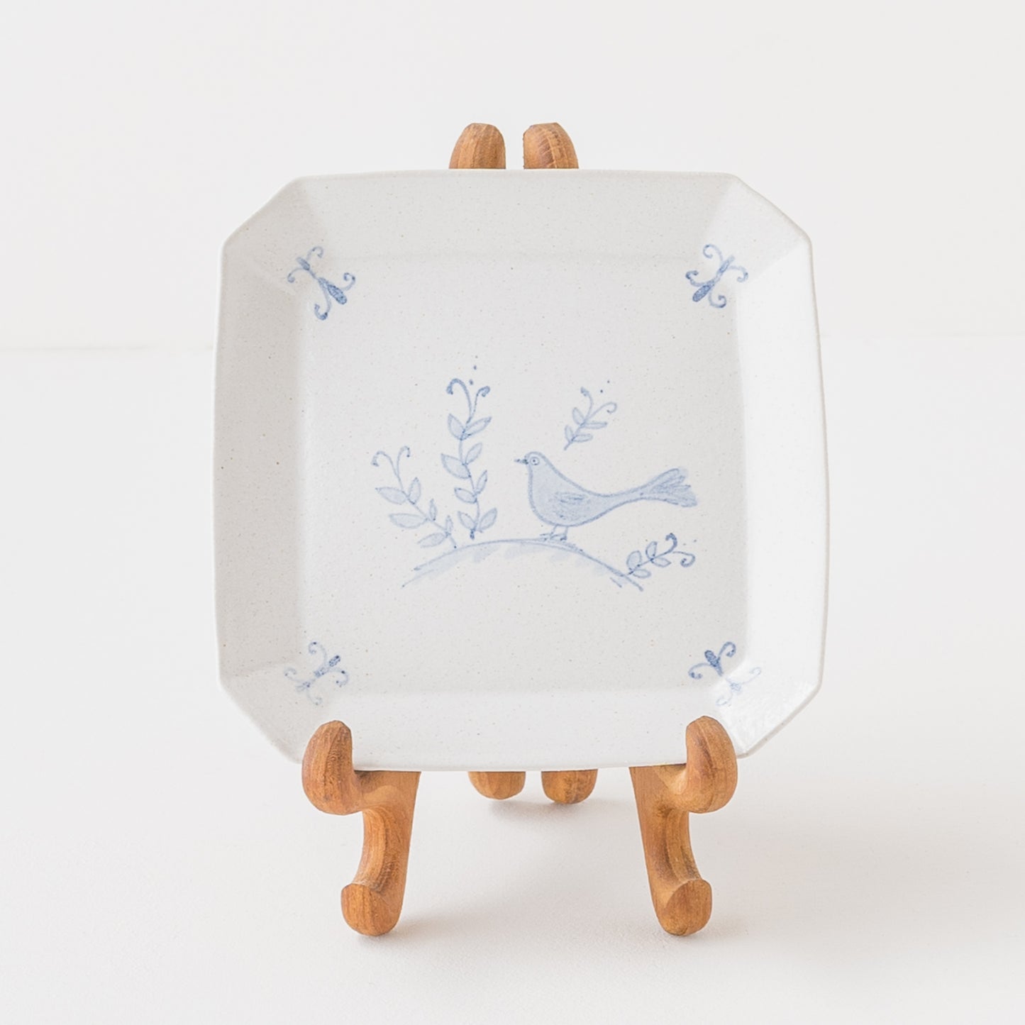 お部屋に飾りたくなる鈴木しのぶさんの小鳥のタイル皿