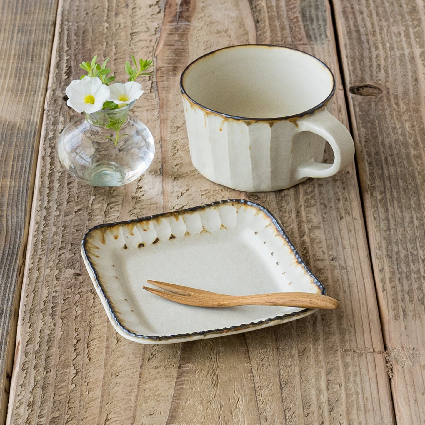 和菓子や洋菓子が素敵に映えるツキゾエハルさんの皮鯨しのぎマグとしのぎ角皿