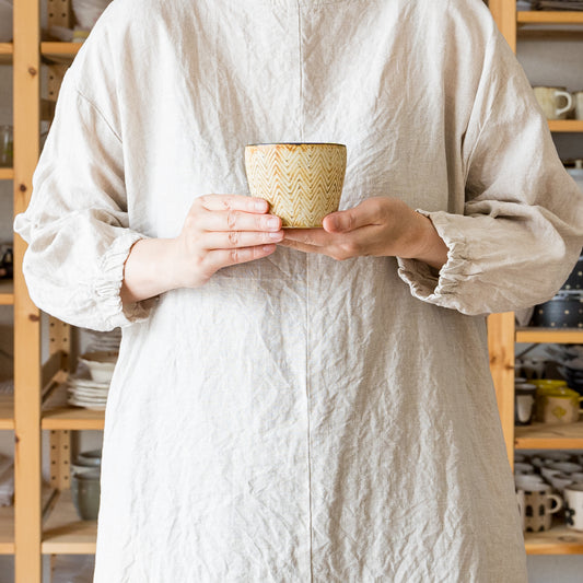 手に馴染んで持ちやすいツキゾエハルさんの皮鯨ヘリンボーン柄フリーカップ