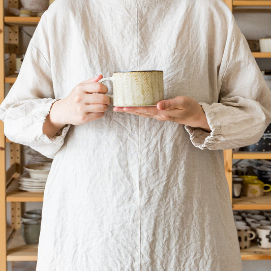 手に馴染んで持ちやすいツキゾエハルさんの皮鯨ヘリンボーン柄マグ