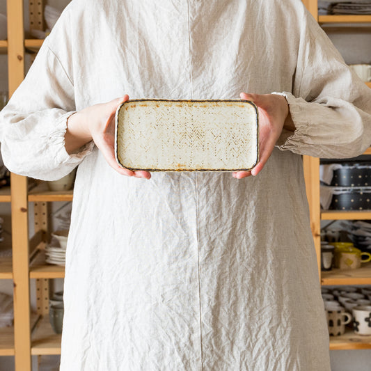 食卓を素敵に彩ってくれるツキゾエハルさんの皮鯨ヘリンボーン柄板皿