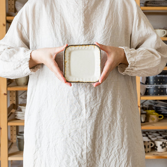 落ち着いた佇まいが素敵なツキゾエハルさんの皮鯨しのぎ角皿