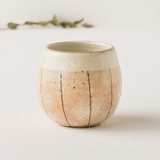 ころんとまあるいフォルムが可愛い古谷製陶所のたて鉄線エッグカップ