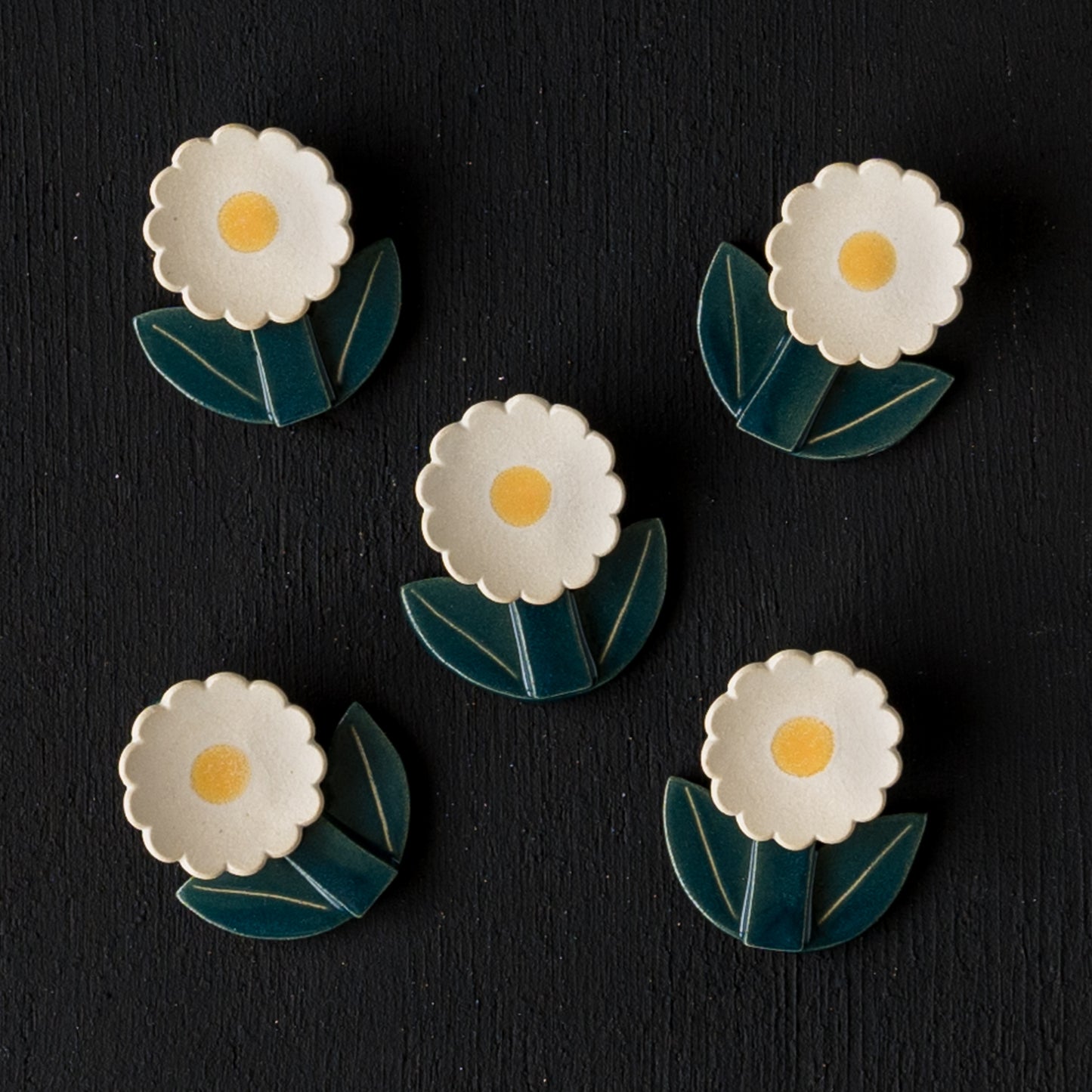 食卓がお花畑のように可愛くなる辻本路さんのデイジーの花箸置き