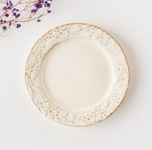 お花のレリーフ模様が美しいわかさま陶芸のガーデンプレート