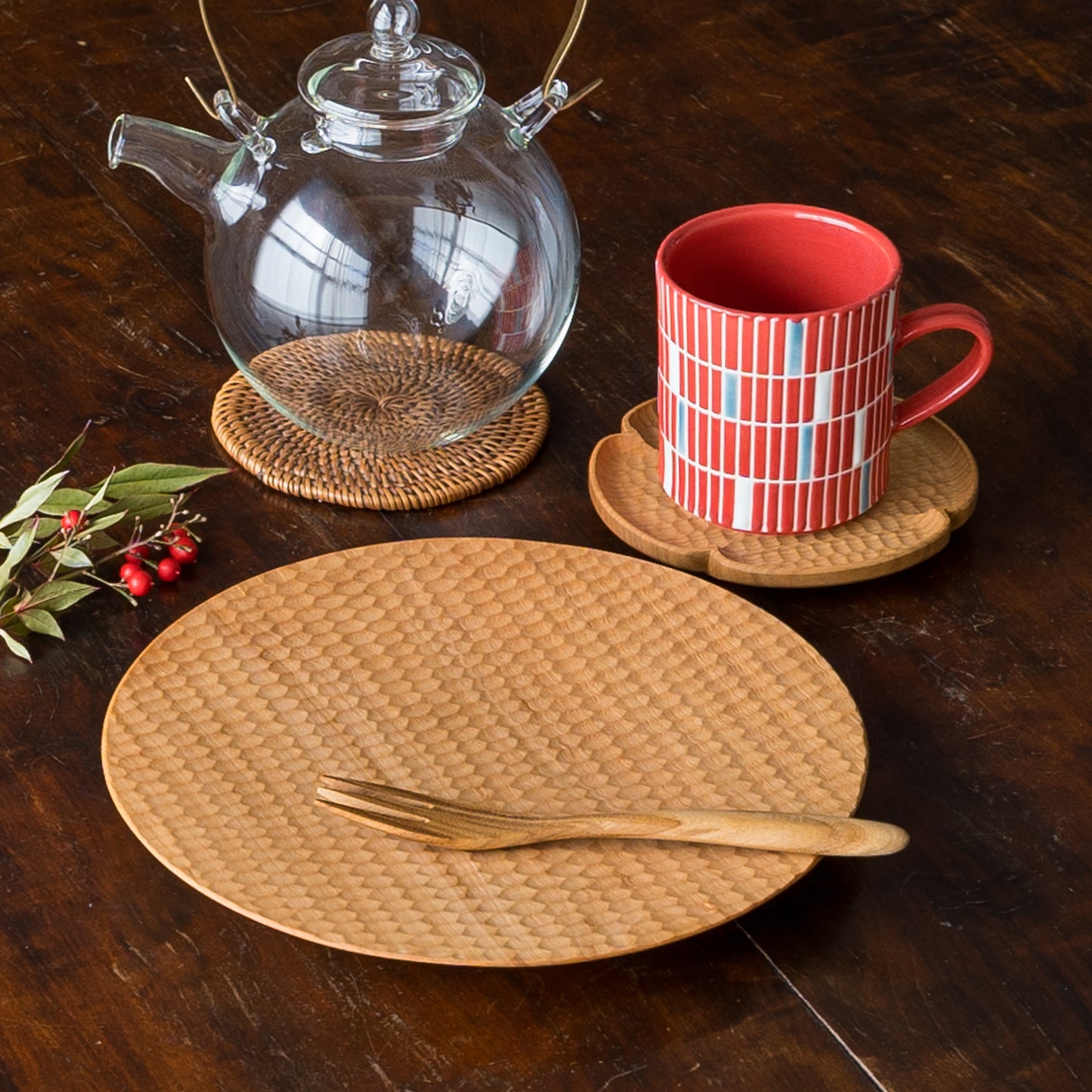 楽しいひとときを過ごせる木工玄高塚和則さんのパン皿と花型コースター