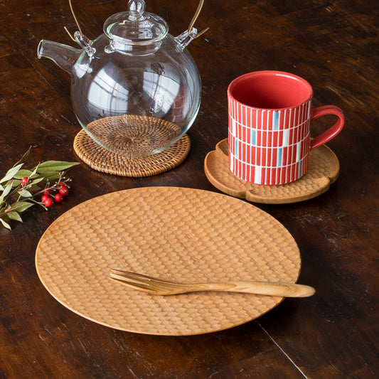 食卓を素敵に彩ってくれる木工玄高塚和則さんの木のパン皿と花型コースター