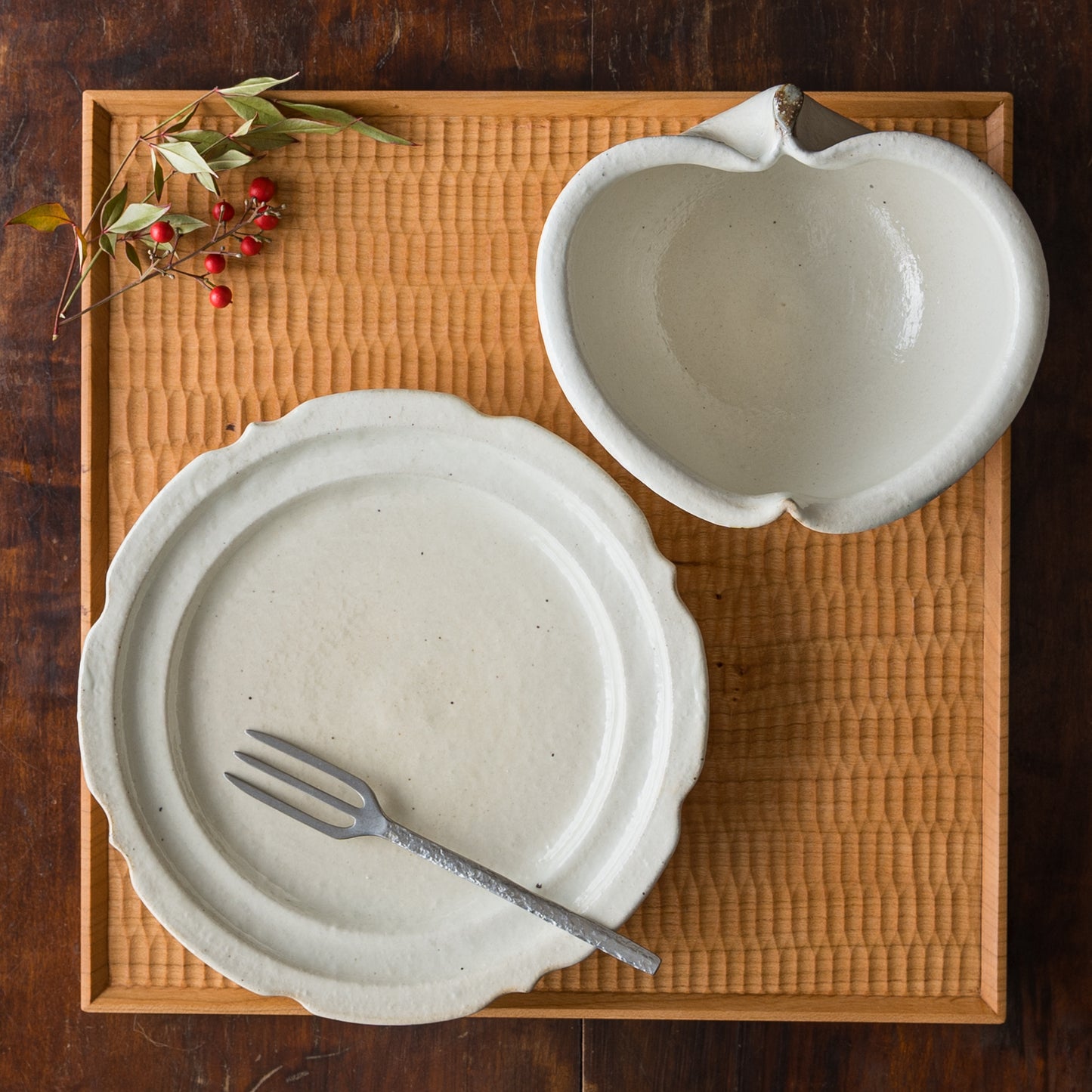 おうちごはんを豊かにしてくれる古谷製陶所古谷浩一さんの鉄散りんごと彫刻皿