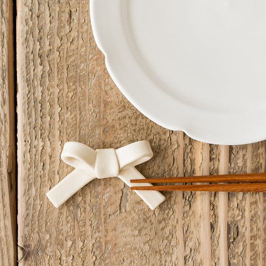 食卓を明るく可愛く彩ってくれる辻本路さんのリボンの箸置き