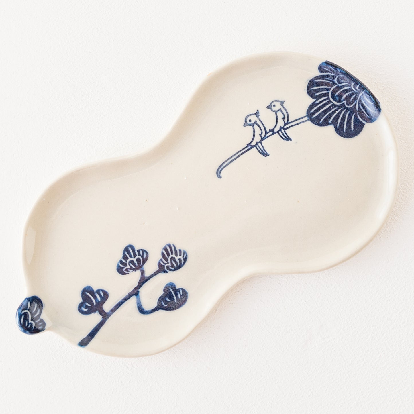 食卓を素敵に彩ってくれる吉村尚子さんの掻き落としのひょうたん皿