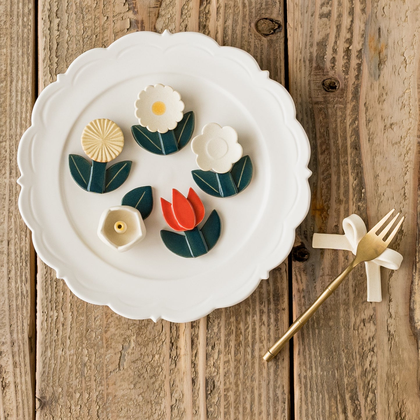 食事の時間を明るく可愛くしてくれる辻本路さんのリボンの箸置き