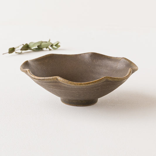 古谷製陶所さんのサビ釉輪花小鉢