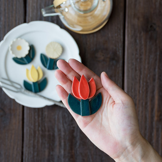 可愛い佇まいにほっこり癒される辻本路さんのチューリップの花箸置き