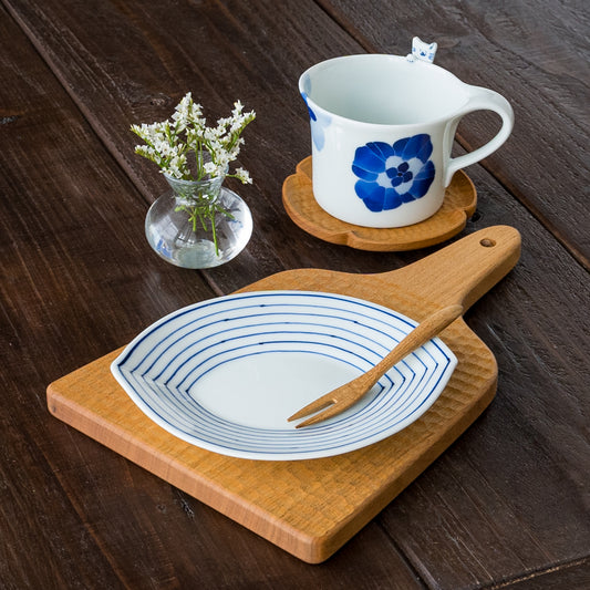 午後のほっと一息タイムをゆっくり楽しめる眞窯のねこのマグと葉っぱのお皿