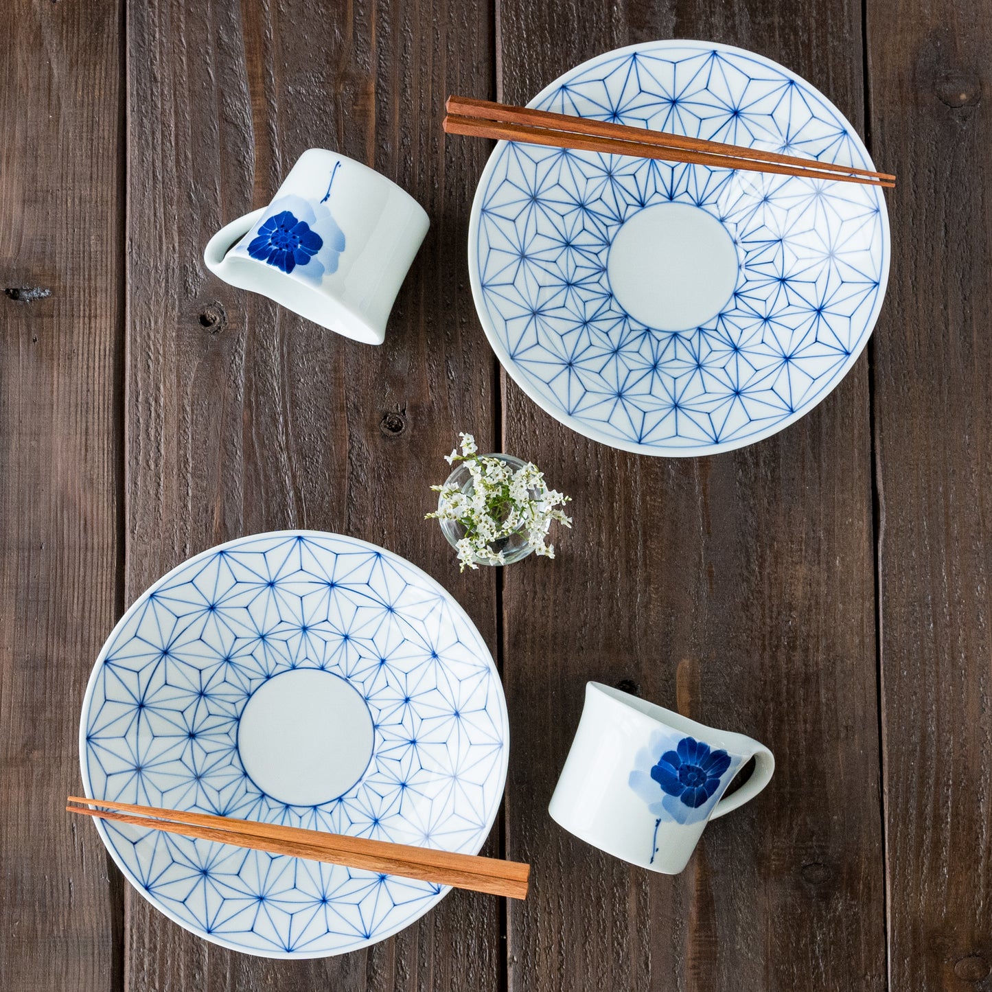 食卓が素敵に華やぐ眞窯の染付のうつわ