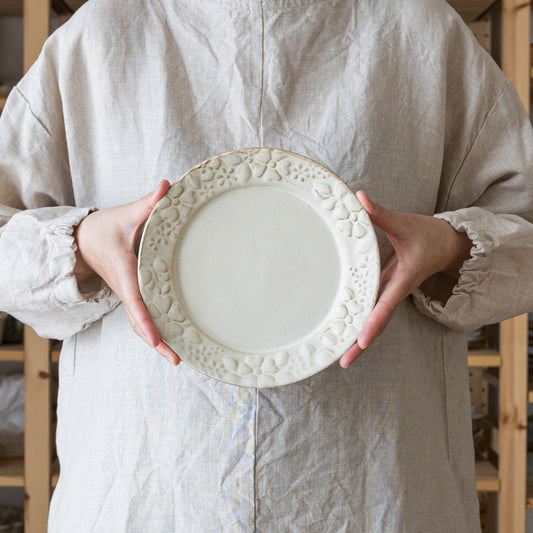 食卓を素敵に彩ってくれるわかさま陶芸のガーデンプレート