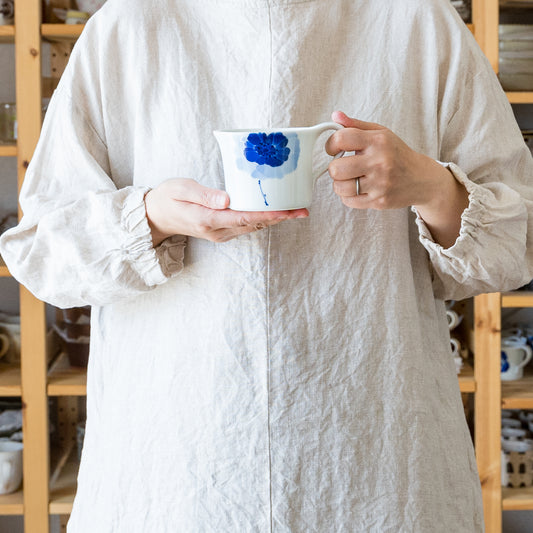 口当たりが良くて持ちやすい眞窯のアネモネのマグ