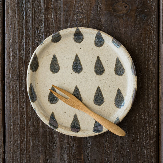 ケーキがもっと美味しくなる岡村朝子さんのしずく模様の丸皿