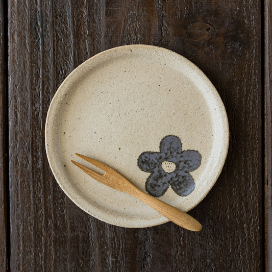 和菓子や洋菓子が可愛く映える岡村朝子さんのお花模様の丸皿