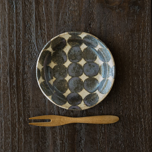 ちょこっとおやつが可愛く映える岡村朝子さんのドット柄丸皿ミニ