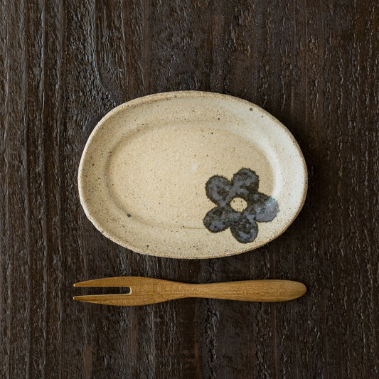 ちょこっとおやつが可愛く映える岡村朝子さんのミニオーバル皿