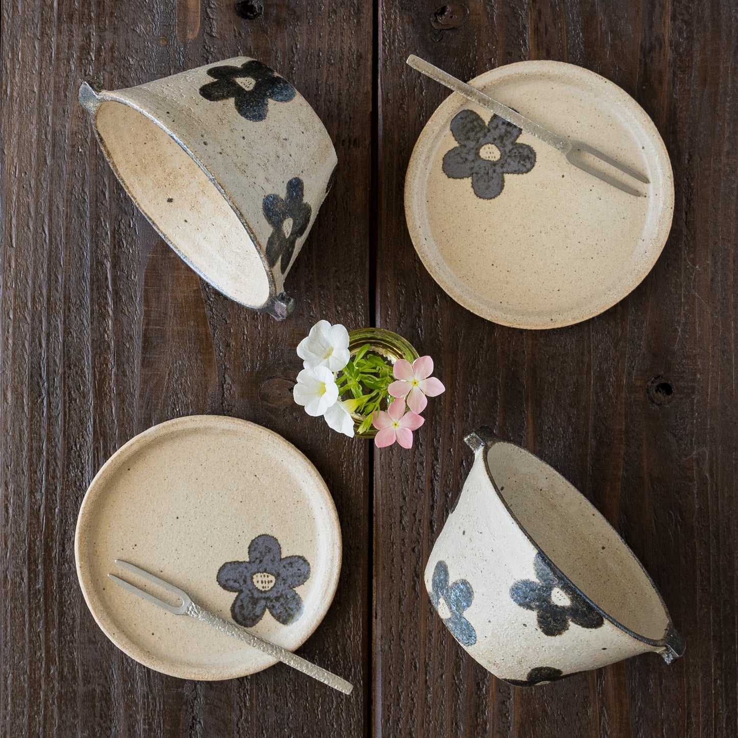 心地良いおうち時間を過ごせる岡村朝子さんの耳付き台形スープボウルと丸皿