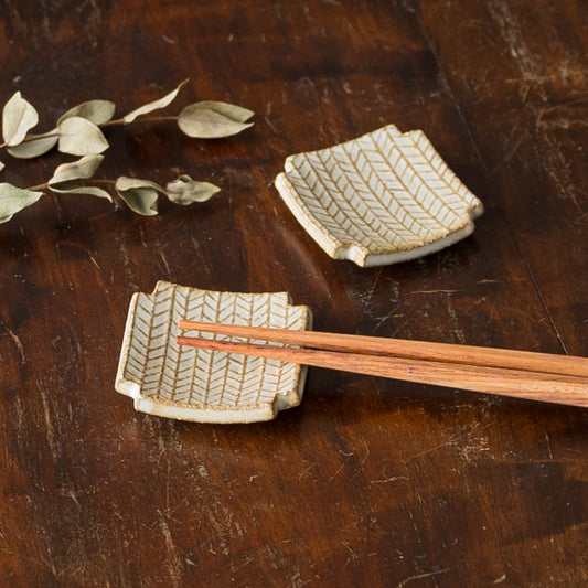 食卓をおしゃれに演出してくれる岡洋美さんのヘリンボーン柄の箸置き