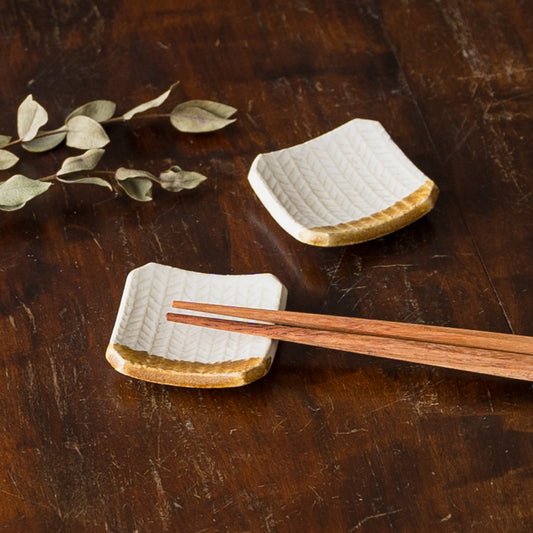 食卓に温もりを運んでくれる岡洋美さんのヘリンボーン柄の箸置き