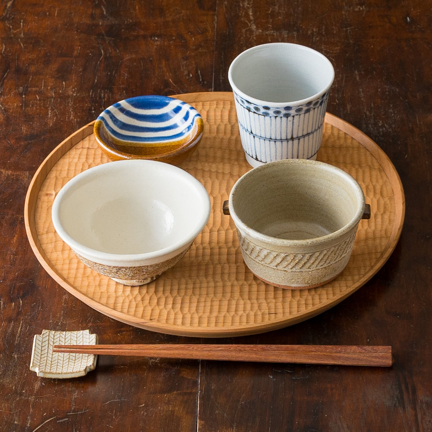 他の食器とも組み合わせしやすい岡洋美さんのしのぎのココット皿