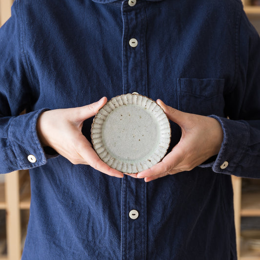 伊藤豊さんの粉引きが素敵な花しのぎ小皿