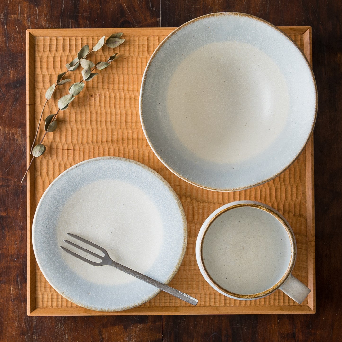 食卓を爽やかに彩ってくれる岡洋美さんのブルーのうつわ