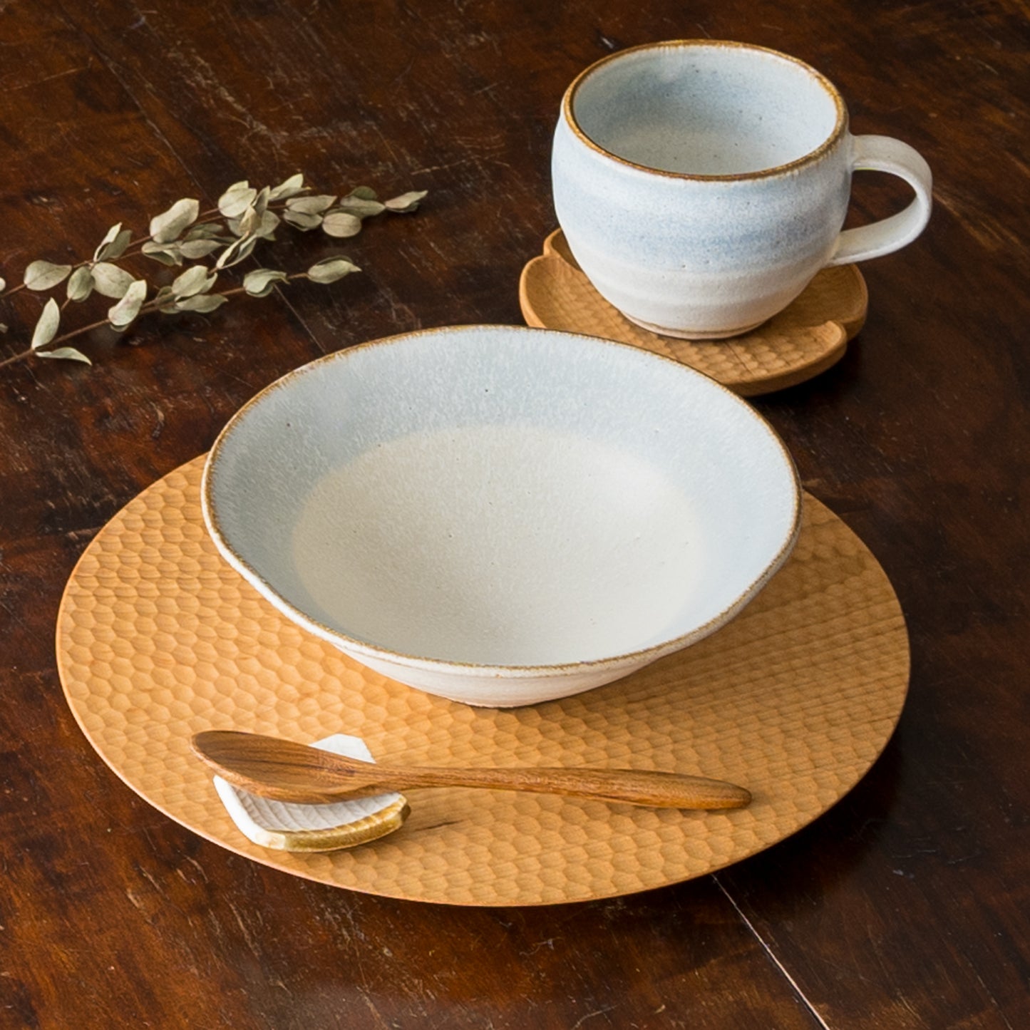 素敵な朝食を過ごせる岡洋美さんのブルーの中鉢と丸マグ