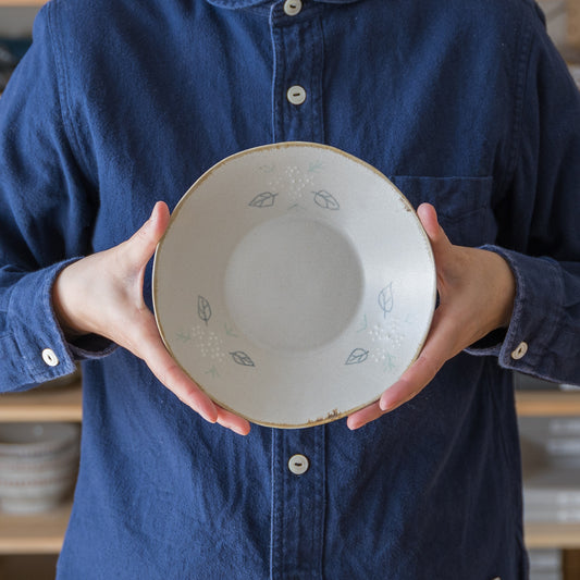 お菓子にピッタリな鈴木しのぶさんの刺繍文5寸皿