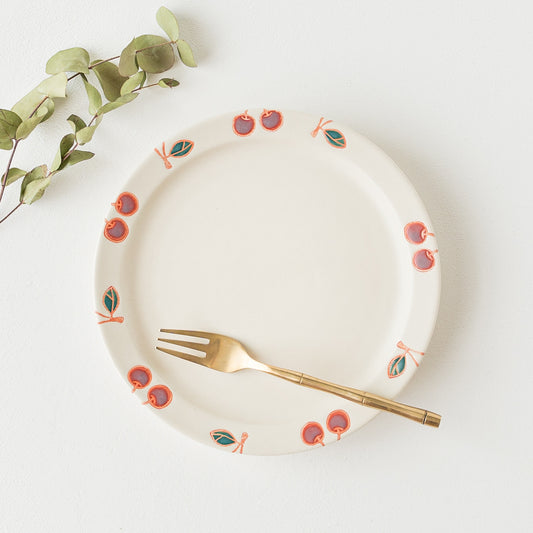 おやつタイムが楽しめるサクランボ柄の波佐見焼お菓子皿