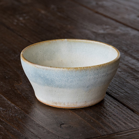 盛り付けたお料理が素敵に映える岡洋美さんのブルーの小鉢